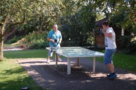 Tischtennis im Garten
